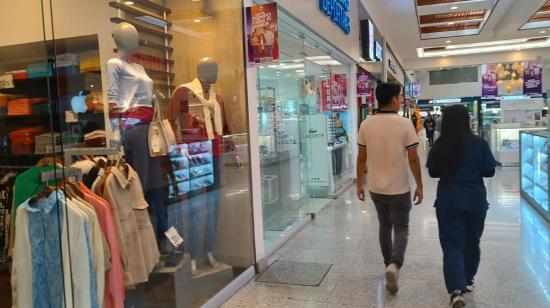 Imagen referencial de personas caminando en un centro comercial en Quito, mayo de 2024. 