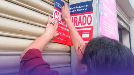 Funcionarios del Arcsa clausuran una farmacia en Cuenca.