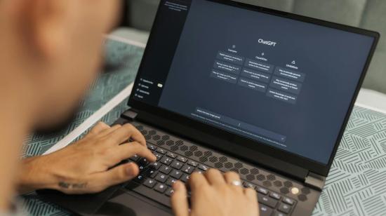 Fotografía referencial de una persona usando ChatGPT en su computadora personal.