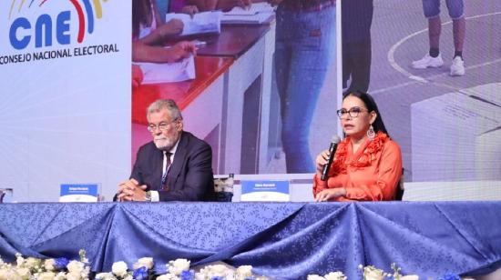 La presidenta del CNE, Diana Atamaint, y el vicepresidente Enrique Pita, en una rueda de prensa en 2023.