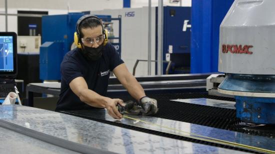 Un trabajador labora en la nueva planta de Inselec.