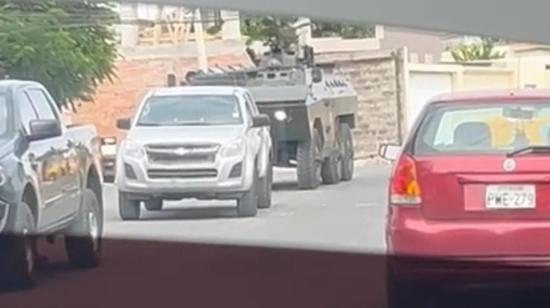 Militares y policías hicieron un operativo en la casa de José Adolfo Macías, alias 'Fito', en Manta, Manabí, el 7 de junio de 2024. 