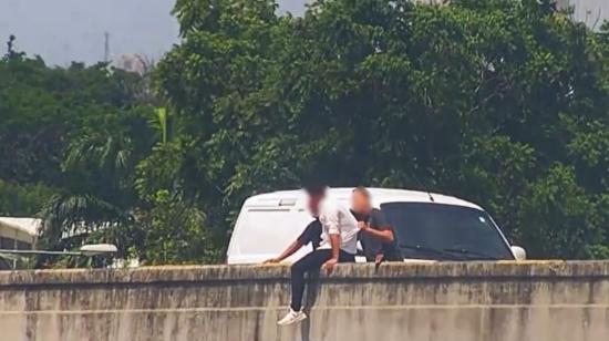 Dos hombres salvaron la vida de un joven que intentaba saltar de un puente en Guayaquil, el 7 de junio de 2024.