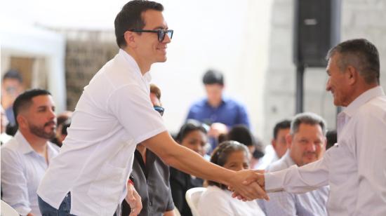 El presidente Daniel Noboa saluda con uno de los asistentes en un evento en Salinas, el 7 de junio de 2024.