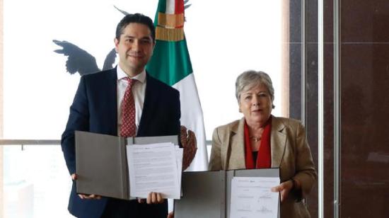 La canciller de México, Alicia Bárcena, en la firma de un acuerdo con un funcionario de su país el 6 de junio de 2024.