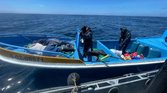 La Armada interceptó una embarcación que transportana droga, en aguas de Manta.