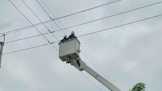 Personal de CNEL reestableció el servicio eléctrico en la Vía a la Costa.