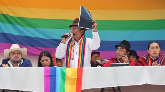 Guillermo Churuchumbi junto a Leonidas Iza durante la convención de Pachakutik este 8 de junio.