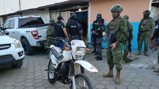 Operativo del Ejército en el barrio Cuba Libre, en Manta, el 7 de junio de 2024.