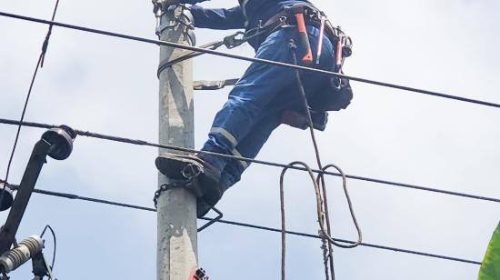 Un trabajador de CNEL realiza mantenimientos el 21 de mayo de 2024.