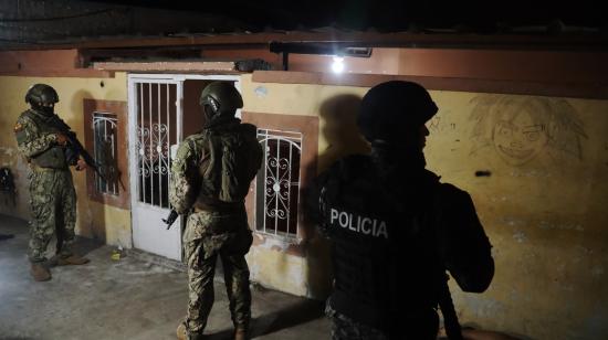 El 6 de junio fuerzas policiales y militares ejecutaron varios operativos en Manta y detuvieron a supuestos integrantes de grupos terroristas.