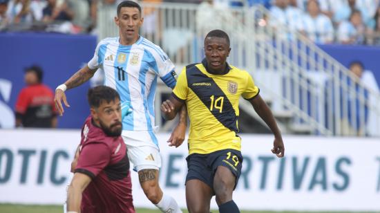 Ángel Di María de Argentina y Alan Minda de Ecuador observan el gol junto al portero de Ecuador Hernán Galíndez, el domingo 9 de junio de 2024.