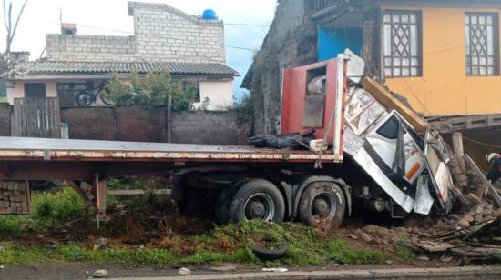 Un tráiler se impactó contra una vivienda en la vía Alóag-Santo Domingo el 10 de junio de 2024.