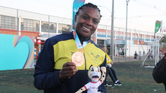 Vanessa Chalá poa con su medalla de bronce de los Juegos Suramericanos Asunción 2022.