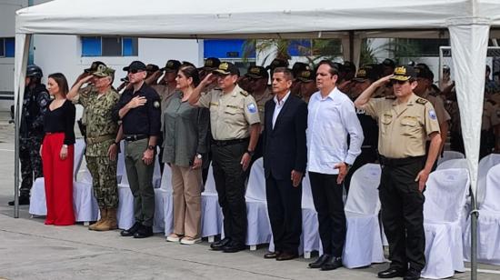 La ministra del Interior, Mónica Palencia, y el alto mando policial, en la entrega de chalecos en Manta, el 10 de junio de 2024.