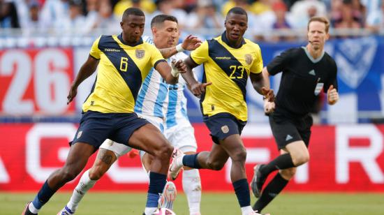 Willian Pacho y Moisés Caicedo, de Ecuador, disputan un balón con Ángel Di María, de Argentina, en el partido amistoso del 9 de junio de 2024.