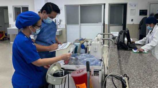 Trabajadores del Centro Especializado en Salud Renal Manadiálisis, en Manta, del grupo Fresenius Medical Care Ecuador, mayo de 2024.