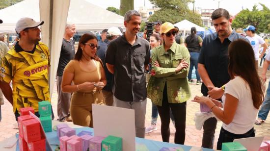 El concejal de Guayaquil, Raúl Chávez (izquierda) junto al alcalde de la ciudad, Aquiles Alvarez, en una feria ciudadana, el 8 de junio de 2024.