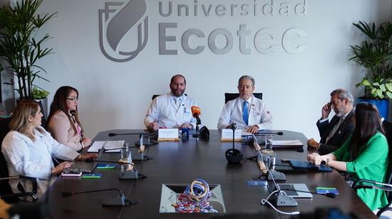 Decanos de distintas universidades tratando en diálogo sobre salud rural. 