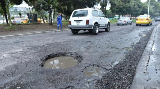 Autos circulan por la avenida Mariscal Sucre, el 25 de abril de 2024.