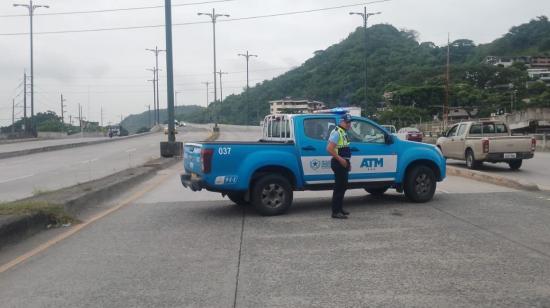 Un agente de tránsito en el túnel San Eduardo, en Guayaquil, el 24 de abril de 2024.