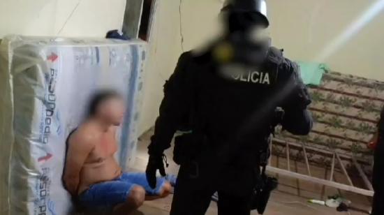 Un Objetivo de Intermedio Valor, que se presume pertenece a 'Los Choneros' es detenido por la Policía Nacional en la noche del 11 de junio de 2024.