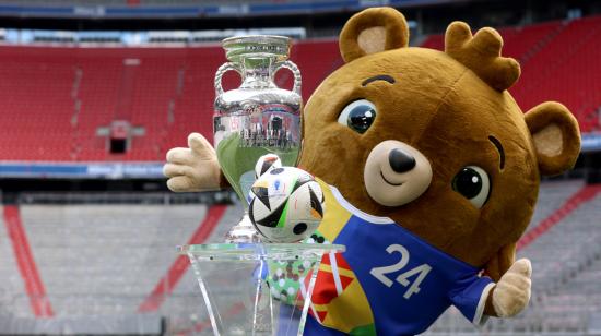 La fotografía tomada el 13 de mayo de 2024 muestra a Albaert, mascota del Campeonato Europeo de Fútbol UEFA Euro 2024, posando junto al trofeo del torneo y un balón en el estadio Allianz Arena.