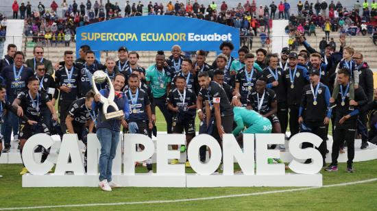 El trofeo de la Copa Ecuador.