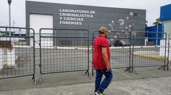 El Laboratorio de Criminalística y Ciencias Forenses se ubica sobre la avenida Rodríguez Bonín, al oeste de Guayaquil. La morgue enfrenta una crisis por daños en contenedores refrigerados de cuerpos.  