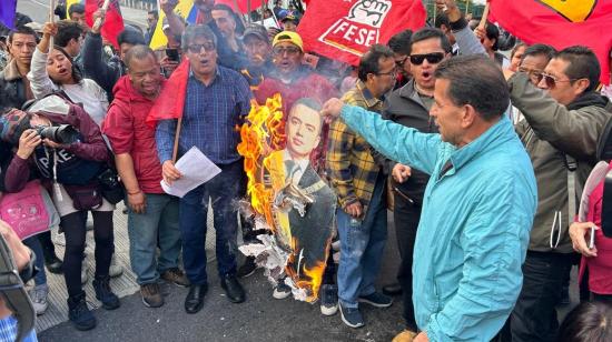 Manifestantes del Frente Popular queman una imagen de cartón del presidente Daniel Noboa, el 12 de junio.