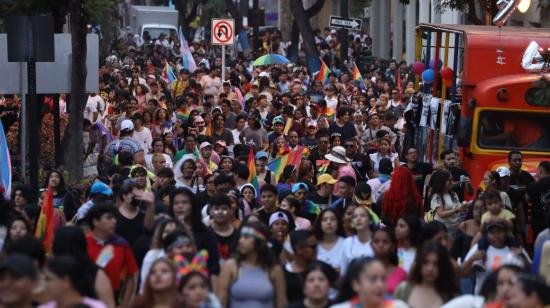 Cientos de personas en la marcha del Orgullo Gay en Guayaquil en junio de 2023.