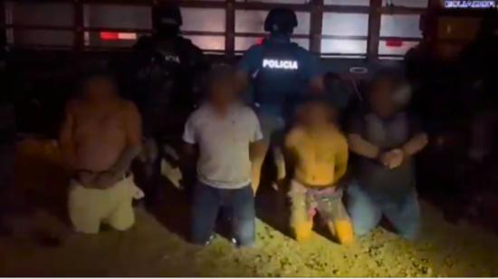 Cuatro sujetos fueron detenidos en un operativo antidrogas en el barrio Cuba, en Manta, el 12 de junio de 2024.