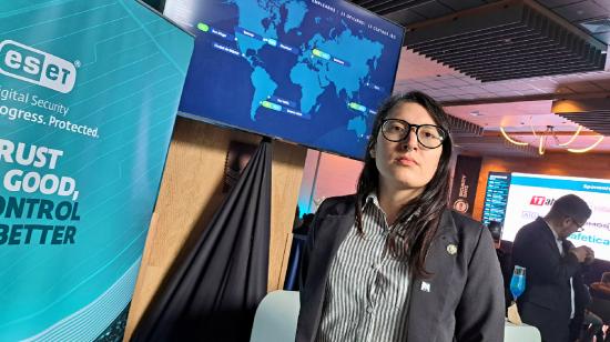 Fabiana Ramírez, investigadora en seguridad de ESET, en el Security Day 2024 en Quito.