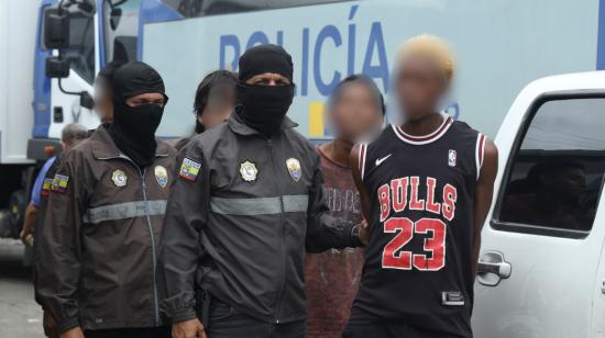 Imagen referencial. Detenidos en un operativo policial en Guayaquil, el 1 de abril de 2024.