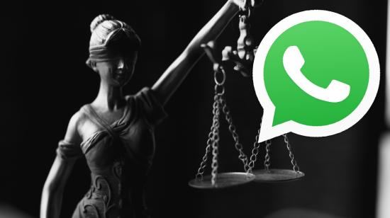 Fotografía referencial en la que se ve una estatua que simboliza la justicia junto al ícono de WhatsApp.