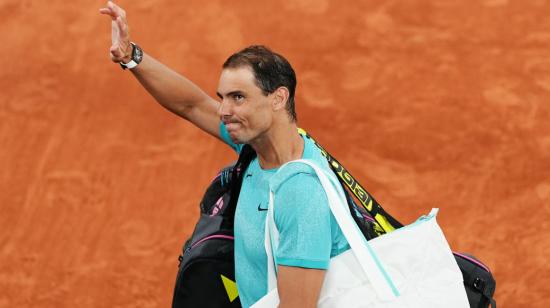 Rafael Nadal hace un gesto al público cuando abandona la cancha después de perder contra el alemán Alexander Zverev en el complejo Roland Garros, el 27 de mayo de 2024.