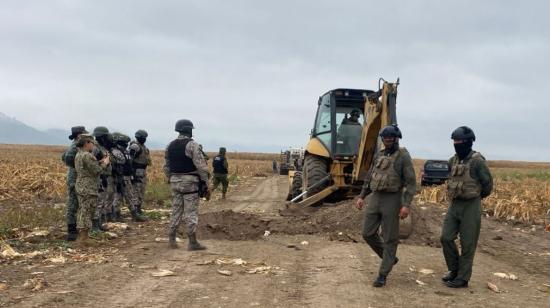 Militares trabajan en la destrucción de una pista clandestina usada para el narcotráfico en Montecristi, Manabí, el 13 de junio de 2024.