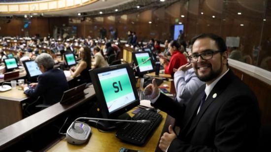 Asambleísta Gustavo Jara en la votación del proyecto de reforma a la Ley de Seguridad Social y a la Ley del Biess, el 13 de mayo de 2024.