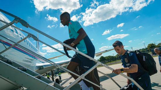 Félix Torres se sube a un avión para viajar con la selección de Ecuador, el 8 de junio de 2024.