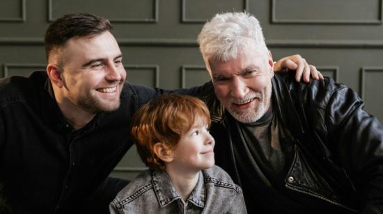 Abuelo, padre e hijo, en una imagen referencial por el Día del Padre. 