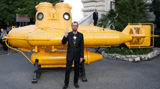 Ex baterista de los Beatles Ringo Starr posa frente a un submarino amarillo, 24 de septiembre de 2013.