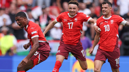 Los jugadores suizos festejan un gol ante Hungría, en la Eurocopa de Alemania, el 15 de junio de 2024.