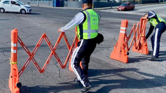 Personal de la AMT realiza cierres viales en una calle de Quito.
