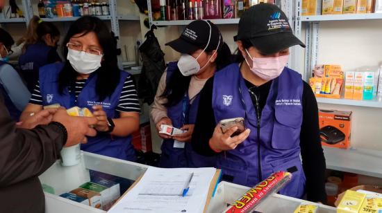 Personal del Arcsa inspecciona productos en un local de Quito.