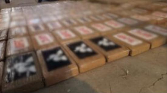 Los paquetes de cocaína encontrados en un centro de acopio de droga en Manta, el 13 de junio de 2024.