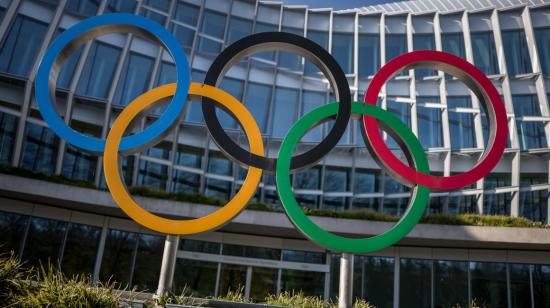 Los anillos olímpicos se ven frente a la sede del Comité Olímpico Internacional (COI), el 19 de marzo de 2024.