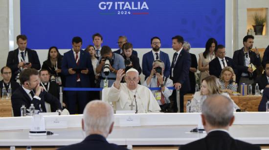 El papa Francisco (centro) junto al presidente francés, Emmanuel Macron (izq.) y la primer ministra italiana, Giorgia Meloni (der.), en la cumbre del G7 el 14 de junio de 2024.