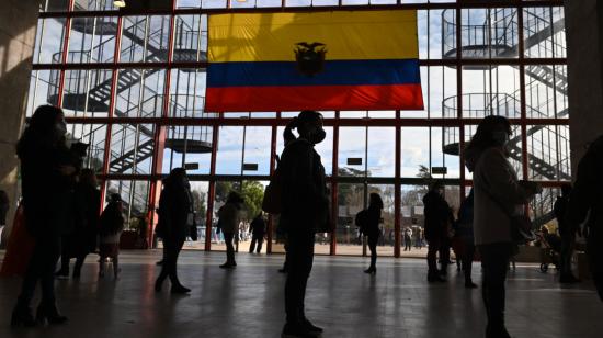 Imagen referencial de ecuatorianos votando en un recinto electoral instalado en Madrid, España, febrero de 2021.