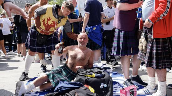 Los seguidores de Escocia con cerveza en la plaza central Marienplatz antes del partido ante Alemania, el 14 de junio de 2024. 