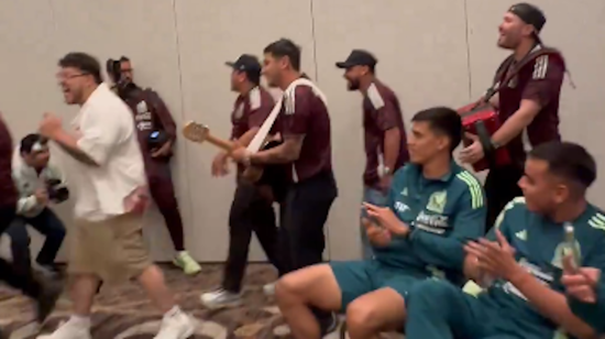 Los jugadores de la selección de México cantan junto al Grupo Frontera en su hotel de concentración, el 13 de junio de 2024.